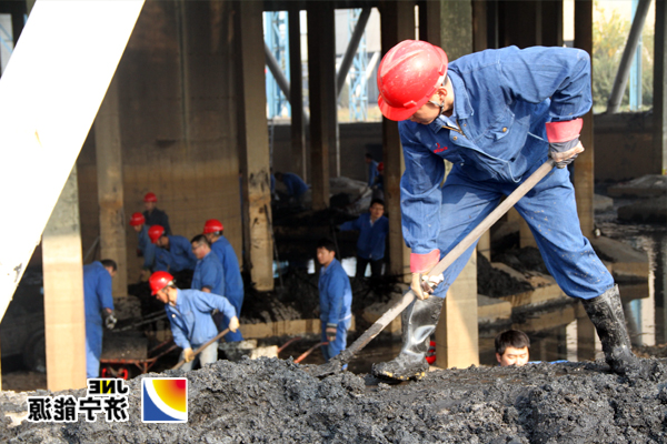 金威热电干部职工齐上阵人工清淤千余方