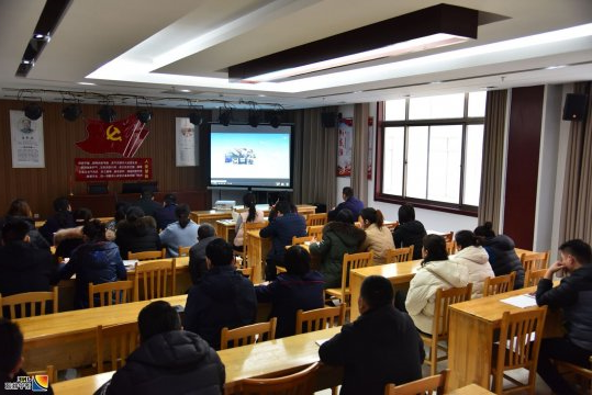 金源煤矿组织人员观看庆祝改革开放四十周年大会