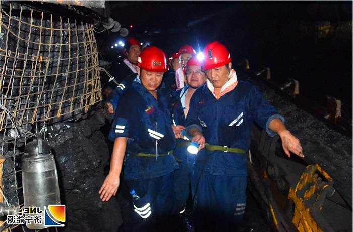1566187595128621.jpg 一、8月16日 集团公司党委副书记、总经理张广宇,副总经理马金平在霄云煤矿井下生产现场视察矿井复产情况(范栋 摄).jpg