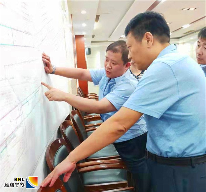 1566187669497748.jpg 四、8月16日集团公司张广宇总经理在霄云煤调度室研究生产现场图纸_副本.jpg