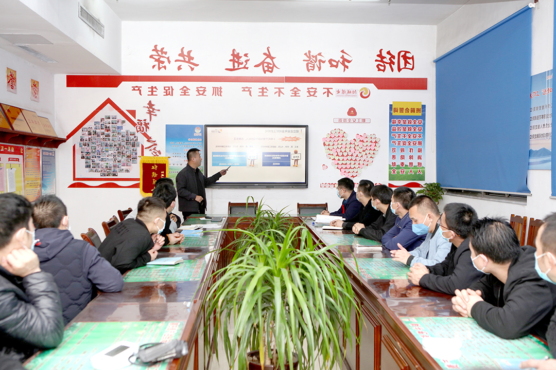 1635475956391120.jpg 阳城煤电:“企业年金方案宣讲团”走进区队.JPG