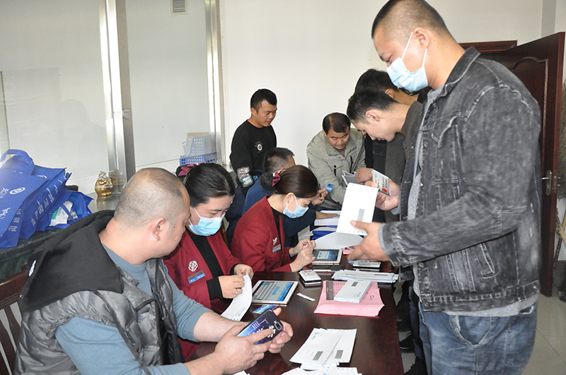 1635666298810867.jpg 银行上门为职工服务..JPG