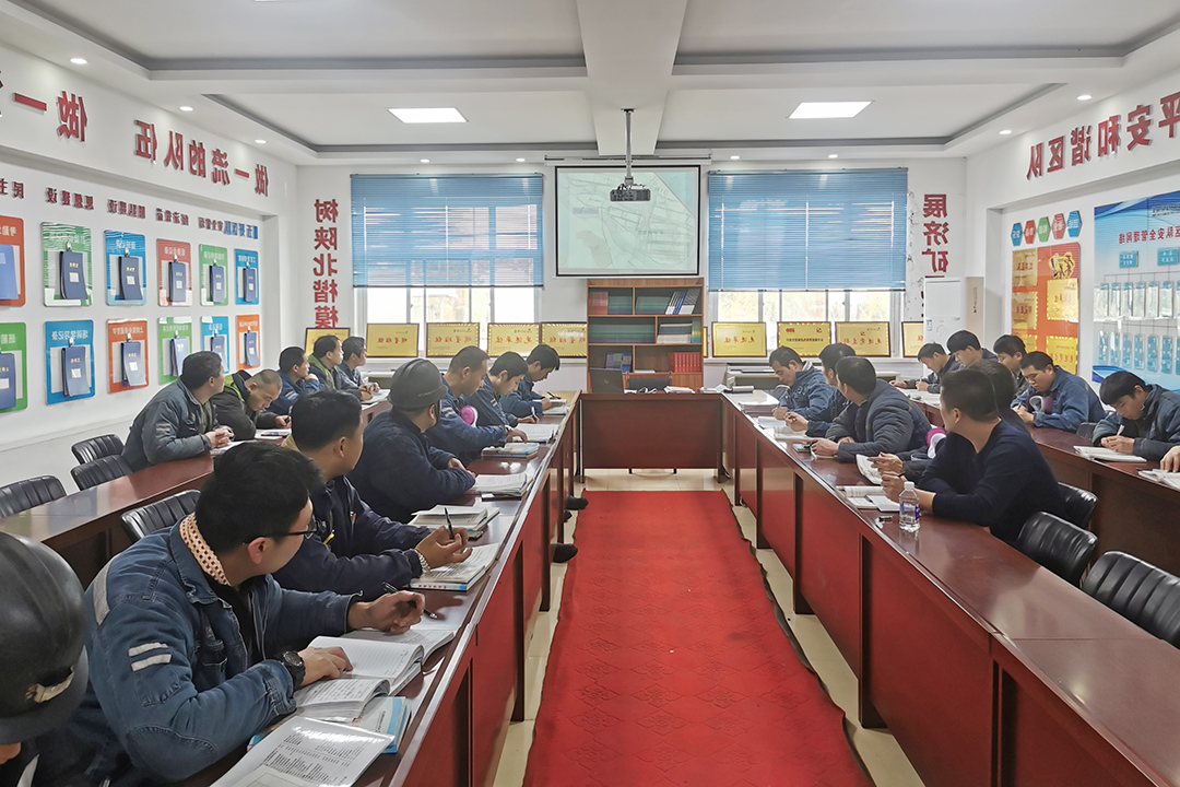 1636594368889852.jpg 2021年11月10日朱家峁煤矿开展“事故案例分析讲解每天一案例”活动(张奎连摄).jpg