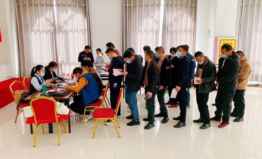 朱家峁煤矿贴心送服务 为新入职职工现场办理工资卡