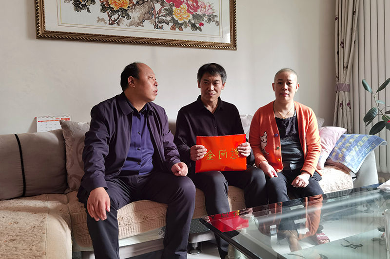 1637488162886117.jpg 2021年11月20日,义桥煤矿党委书记、矿长陈建文到该矿困难职工李计国家中慰问。.jpg