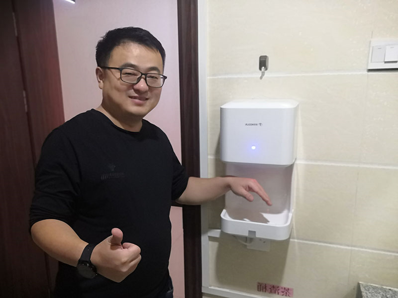 1638084724373424.jpg 2021年11月28日朱家峁煤矿安装干手器 暖手又“温”心(相红伟摄).jpg