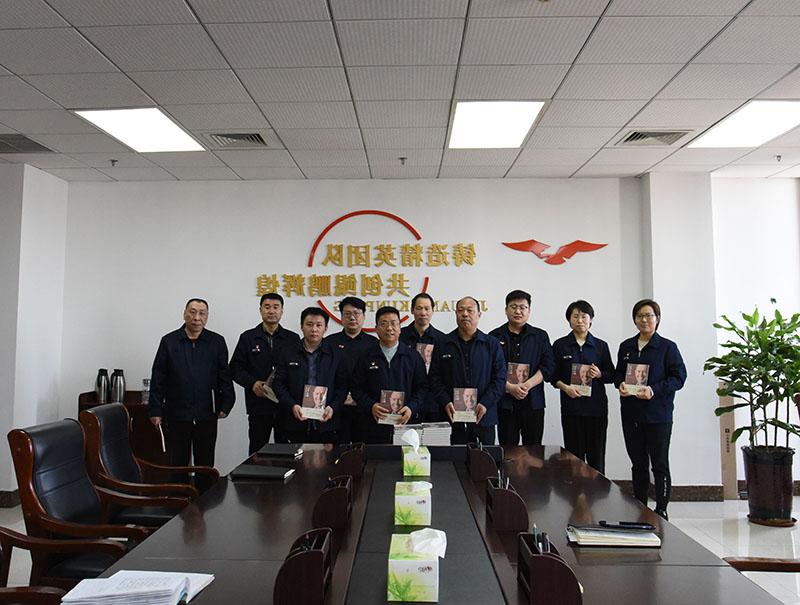 鲲鹏公司：打造千亿级集团 我来担当我来干 鲲鹏公司开展读书日总经理赠书活动（薛皛皛）.JPG