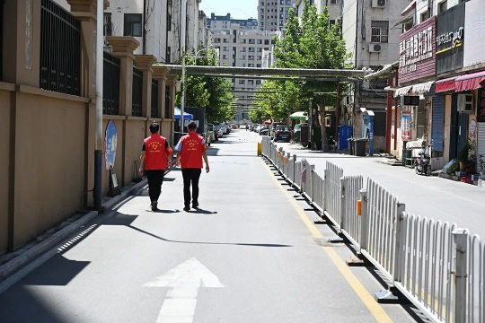 战疫在社区丨一天30000步！守护菱花小区中心街安宁的“逆行人”