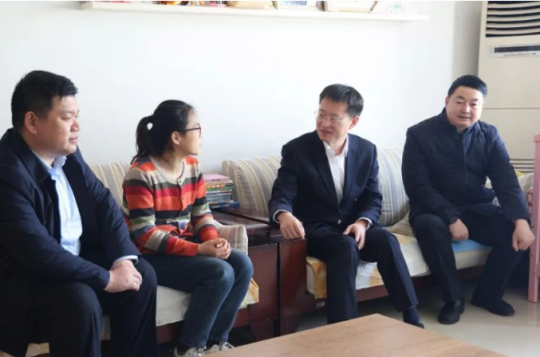 王崇景带队走访慰问集团公司困难党员、困难群众