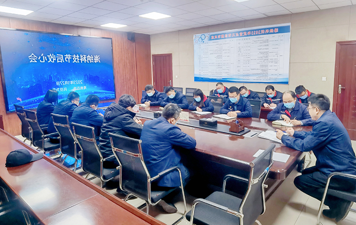 1675040321354440.jpg 2023 年 1 月 27 日,海纳科技召开春节后开工收心会。图为党总支副书记朱凯正在和各部门负责人开会。(地点:海纳科技,拍摄:赵挺).jpg