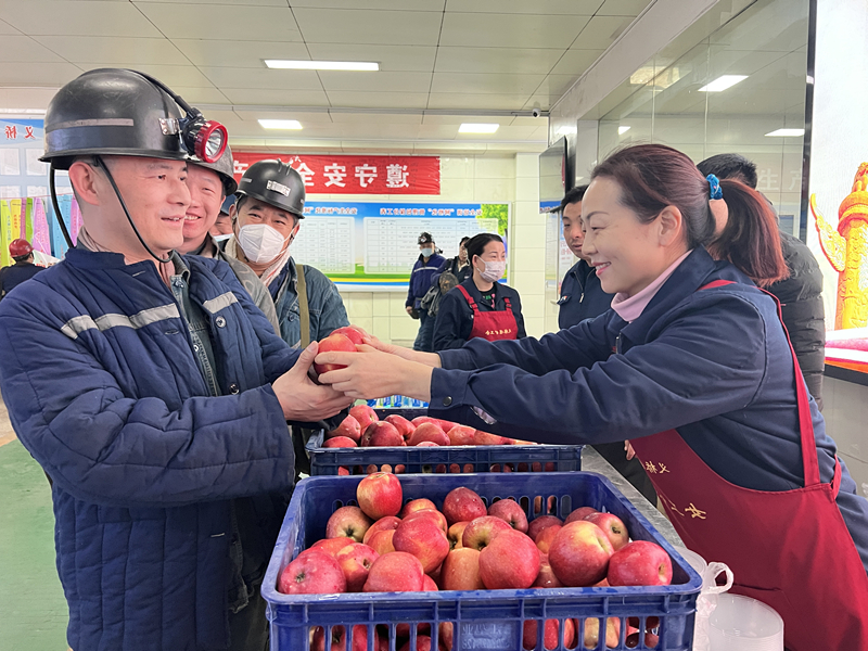 2023年2月，义桥煤矿女工协管员为下井职工送平安果。（地点：义桥煤矿，拍摄：梁益庆）_副本.jpg