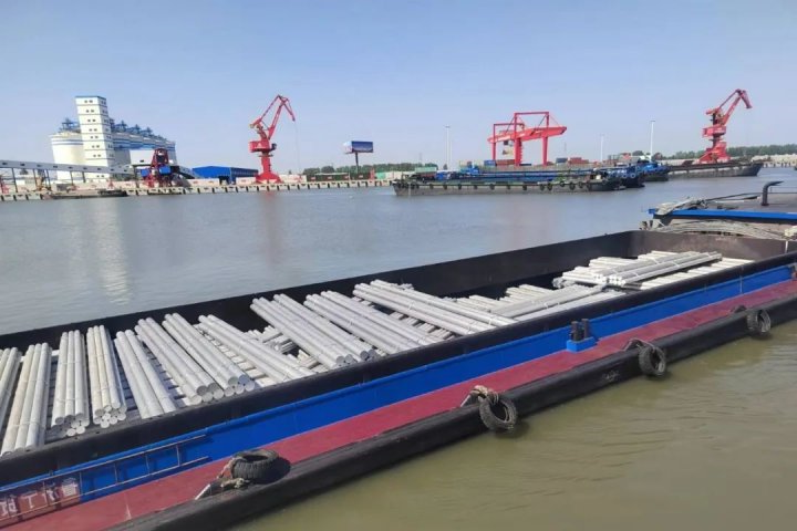 再添新货品，跃进港首单铝棒装船业务完成