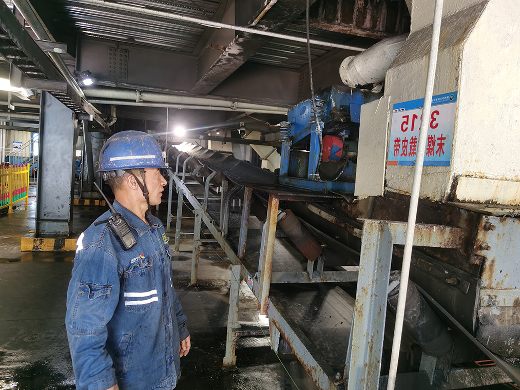 1685412706271603.jpg 2023年5月5日,节省检修材料费用10万余元,朱家峁煤矿洗煤厂这项举措解决“撒煤成堆”难题(摄影:王永涛) (1).jpg