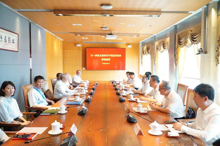 张广宇陪同市领导到上港集团、远东宏信走访交流