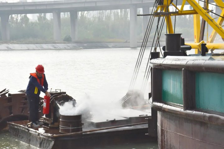 随“季”应变！港建公司开展冬季船舶消防演习