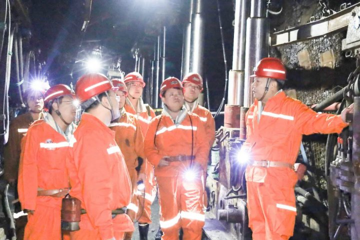 张广宇“四不两直”到霄云煤矿督导检查工作