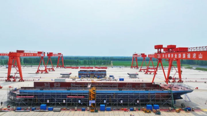 新进展！山东新能船业90米LNG动力集装箱船首船主船体贯通