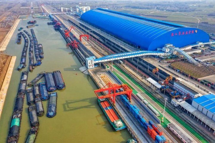 梁山港火车接发车量再创新纪录