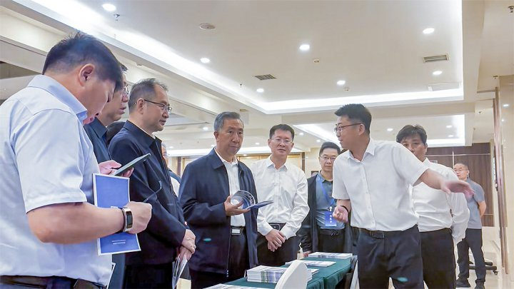 海纳科技受邀参加“矿山安全先进装备技术展”，黄玉治一行到展区参观指导